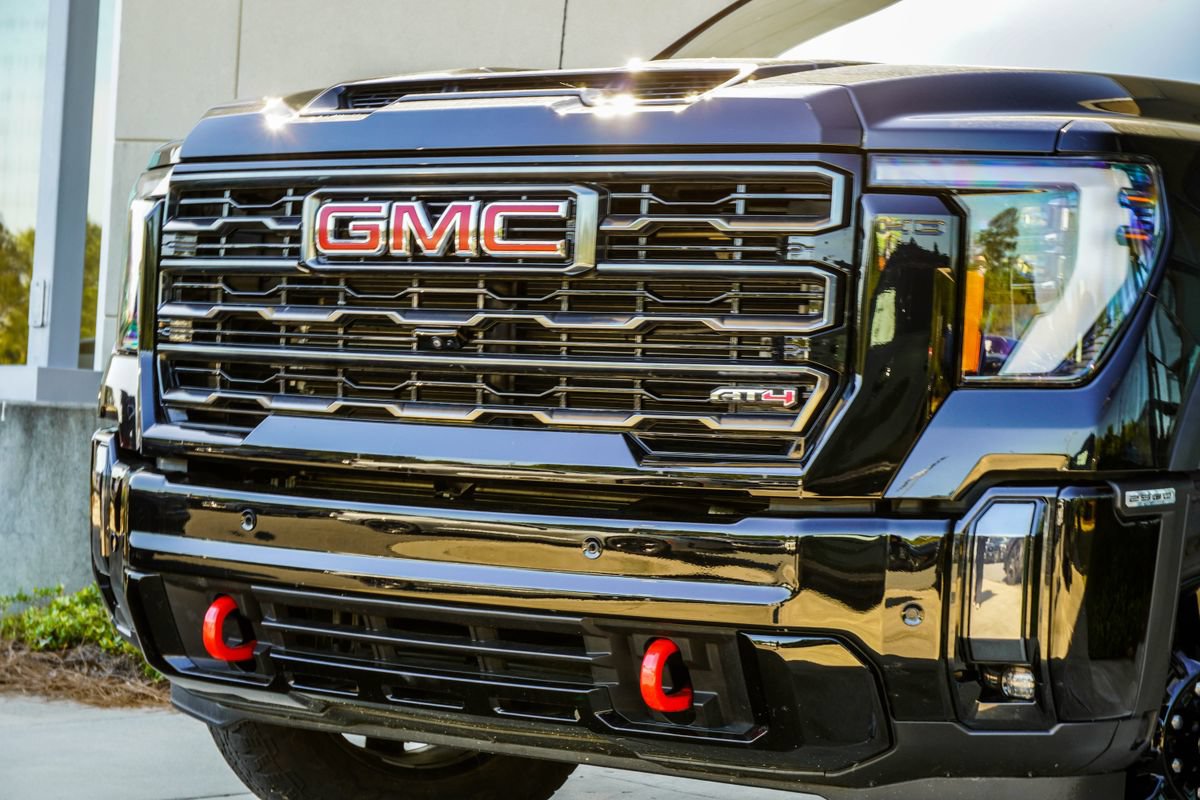 Used 2024 GMC Sierra 2500 AT4 w/ AT4 Premium Plus Package AWD/4WD image 2