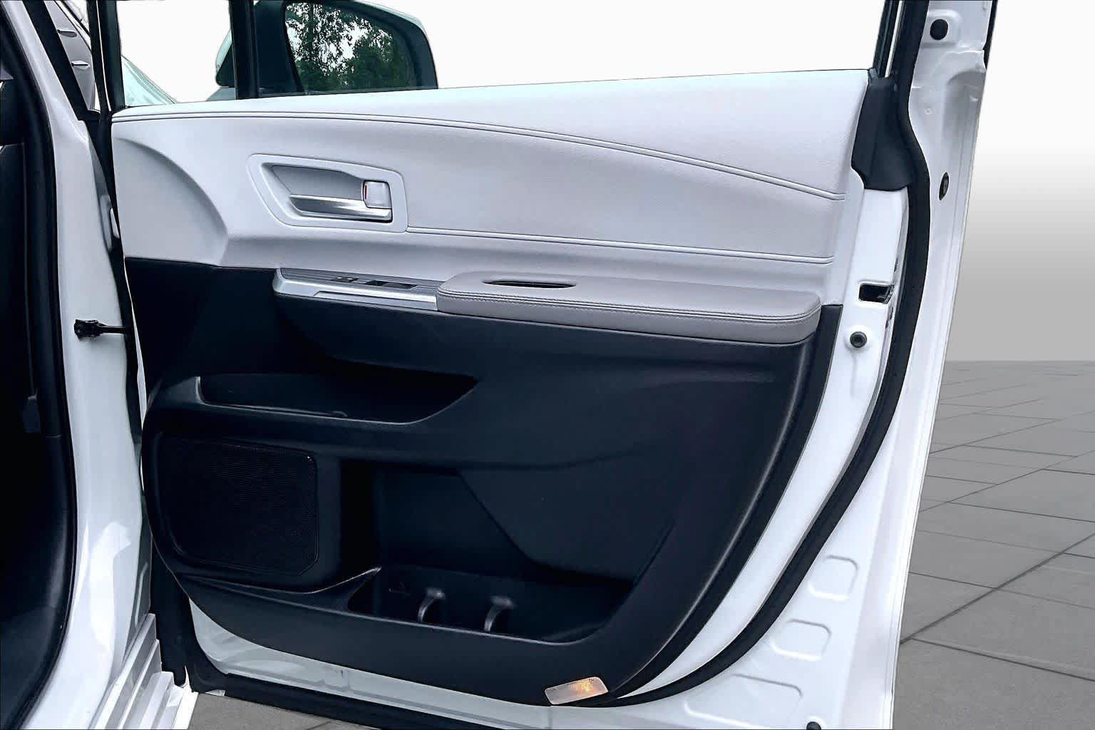 Used 2025 Toyota Sienna XLE FWD image 23
