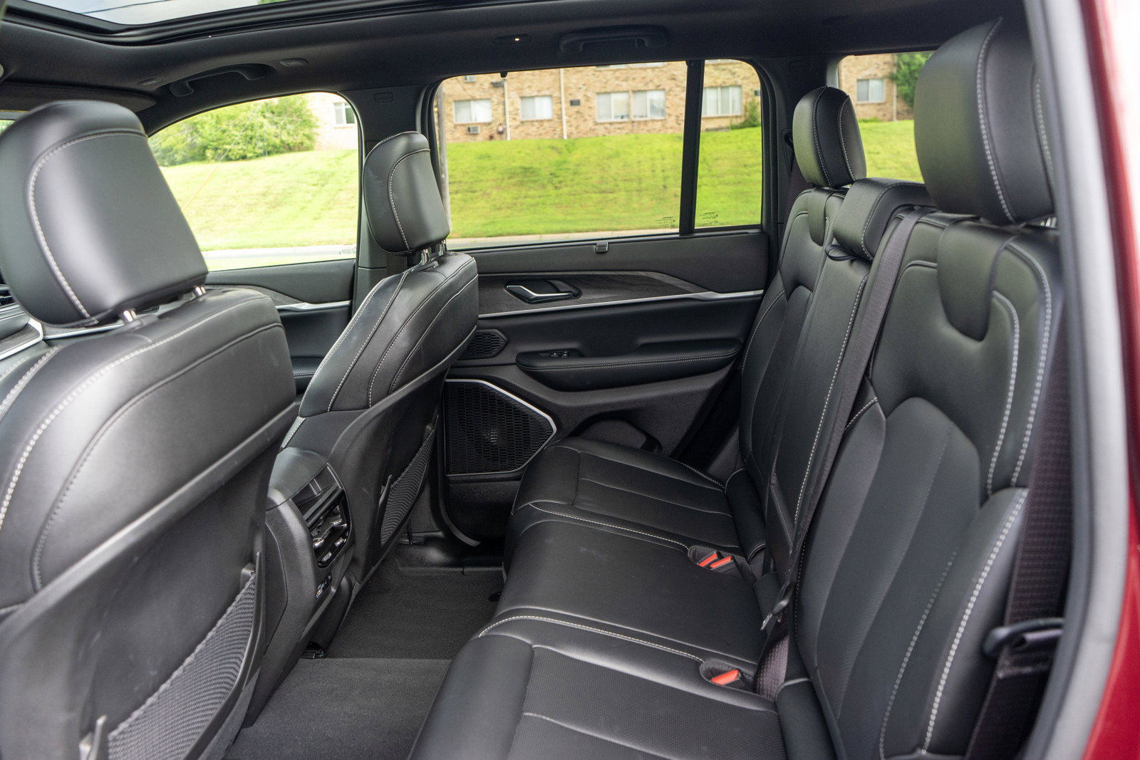 Used 2024 Jeep Grand Cherokee Limited w/ Luxury Tech Group II AWD/4WD image 32