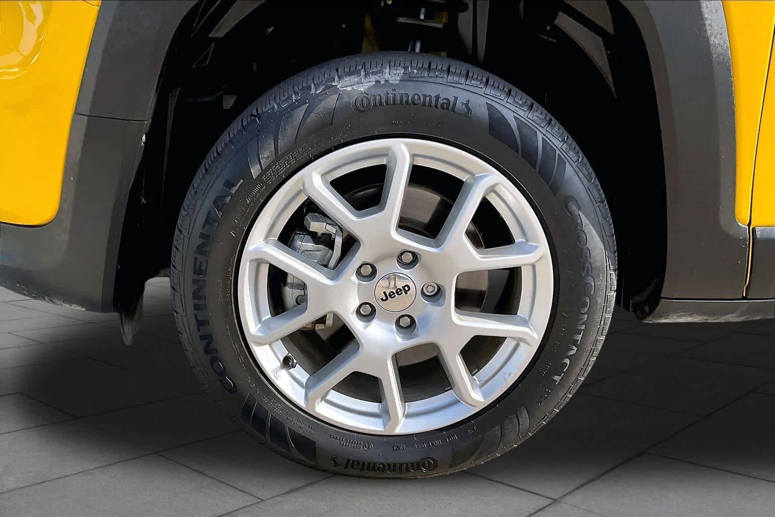 Used 2023 Jeep Renegade Latitude AWD/4WD image 11
