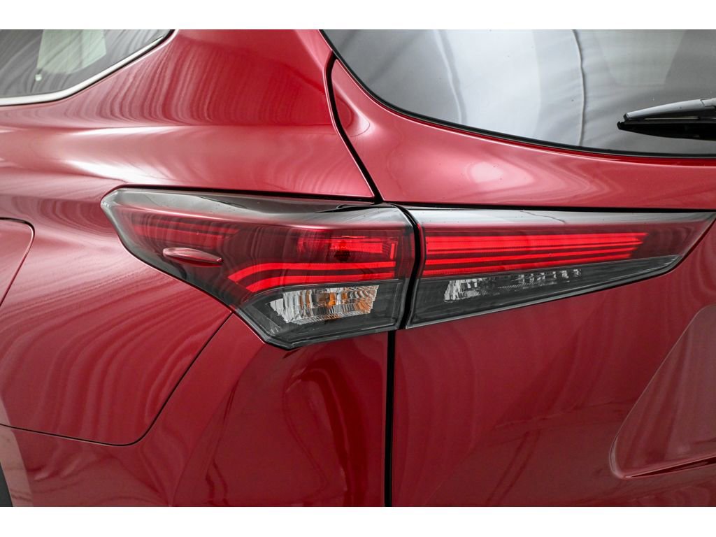 Used 2025 Toyota Highlander XLE image 25