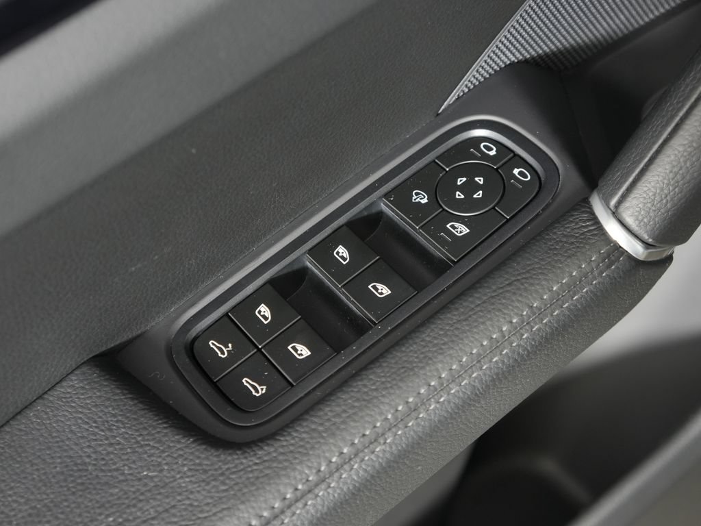Certified 2023 Porsche Cayenne AWD/4WD image 18