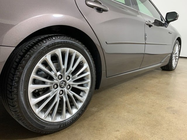Used 2019 Toyota Avalon Limited image 9
