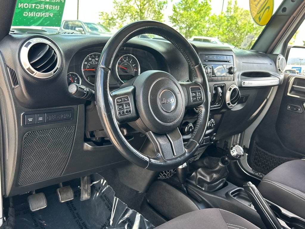 Used 2015 Jeep Wrangler Unlimited Rubicon w/ Connectivity Group AWD/4WD image 6