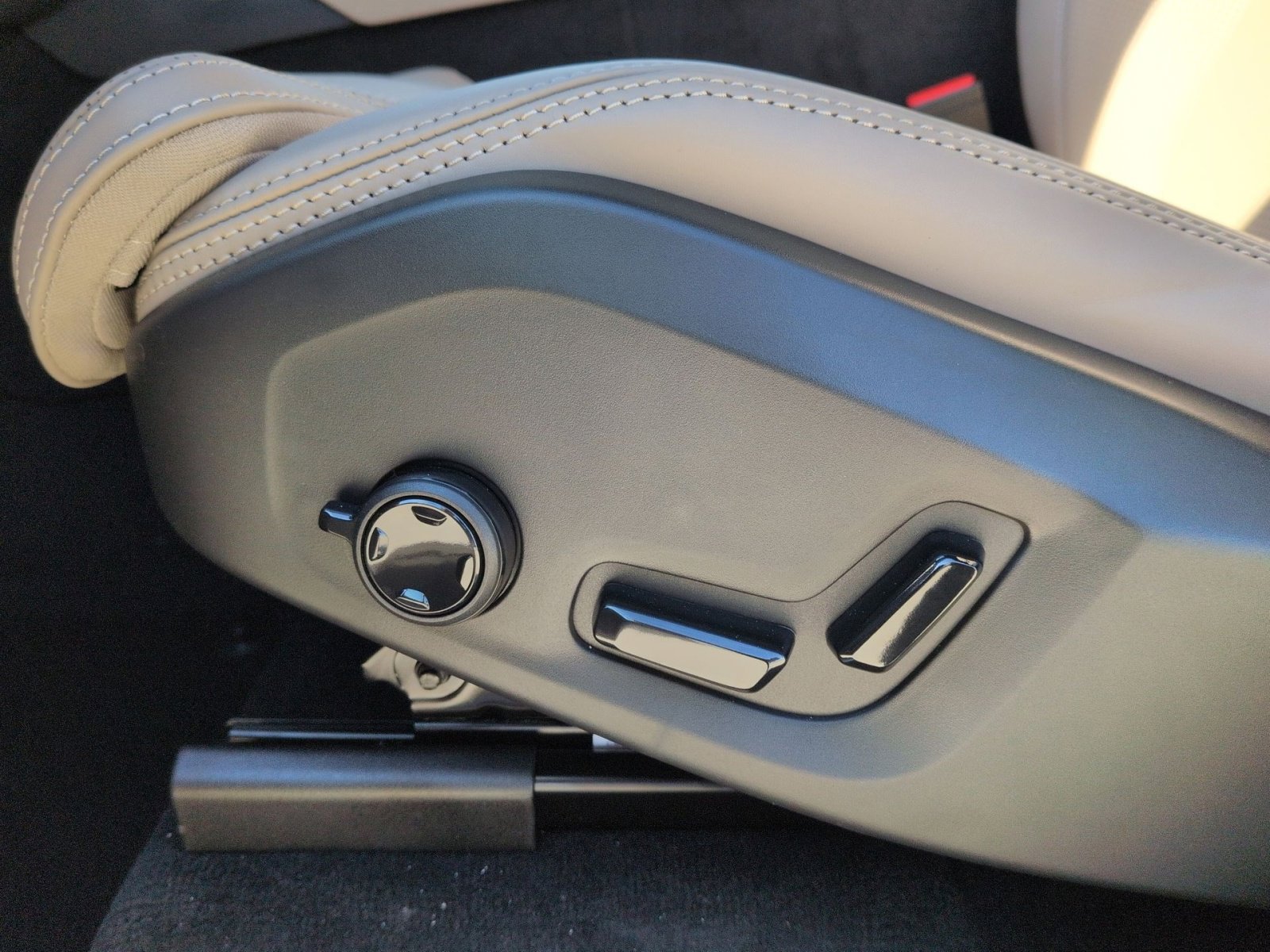 New 2026 Volvo XC90 B6 Ultra w/ Protection Package Premier image 14