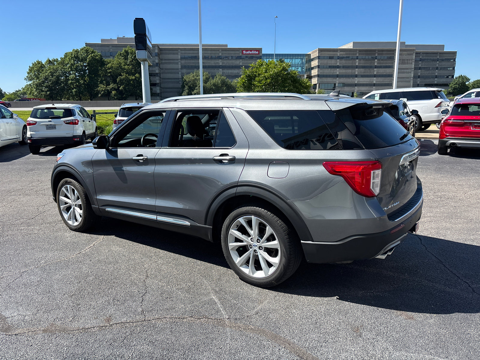 Used 2023 Ford Explorer Platinum w/ Technology Package AWD/4WD image 5