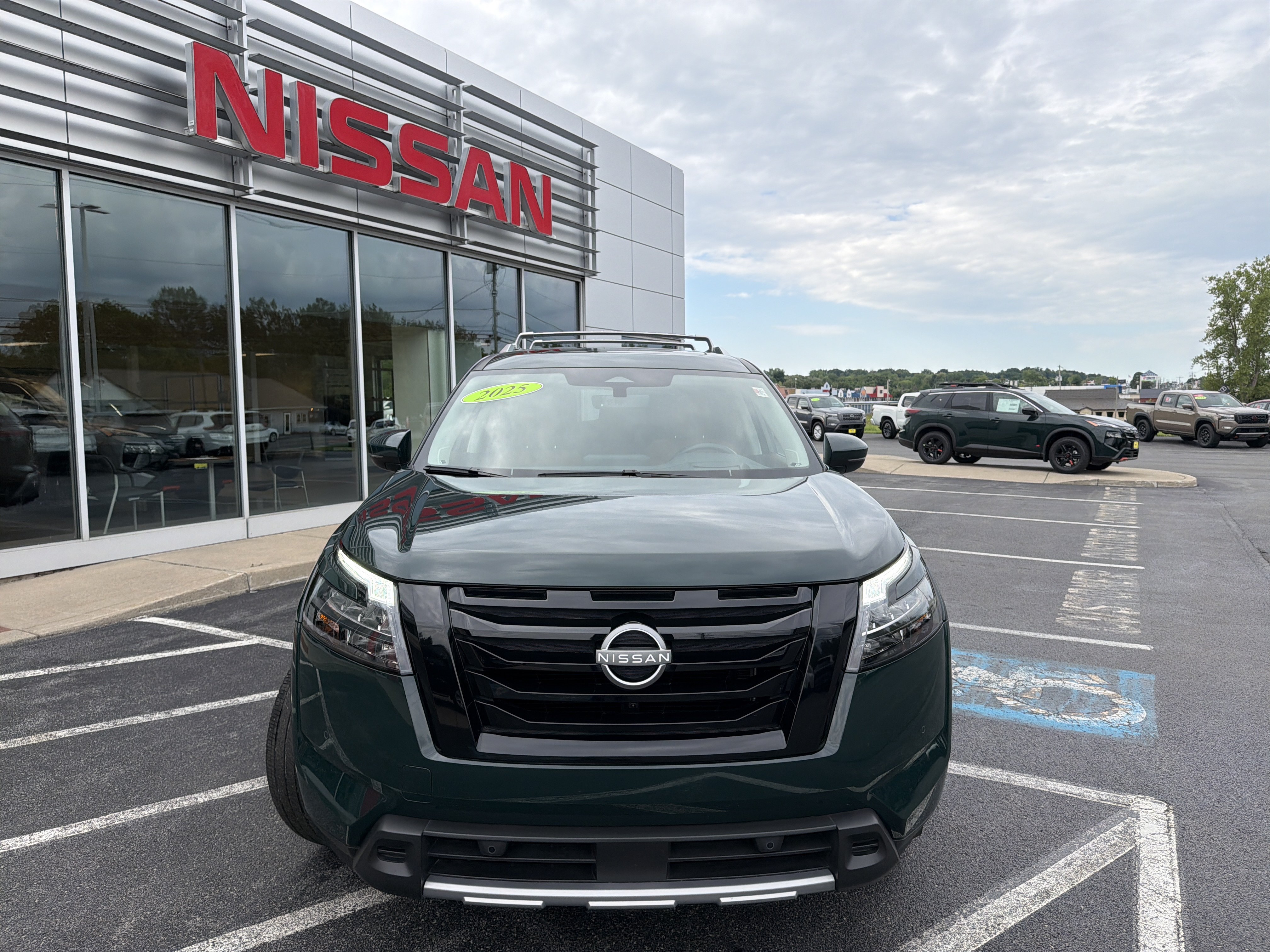 Certified 2025 Nissan Pathfinder Platinum w/ Black Appearance Package AWD/4WD image 21