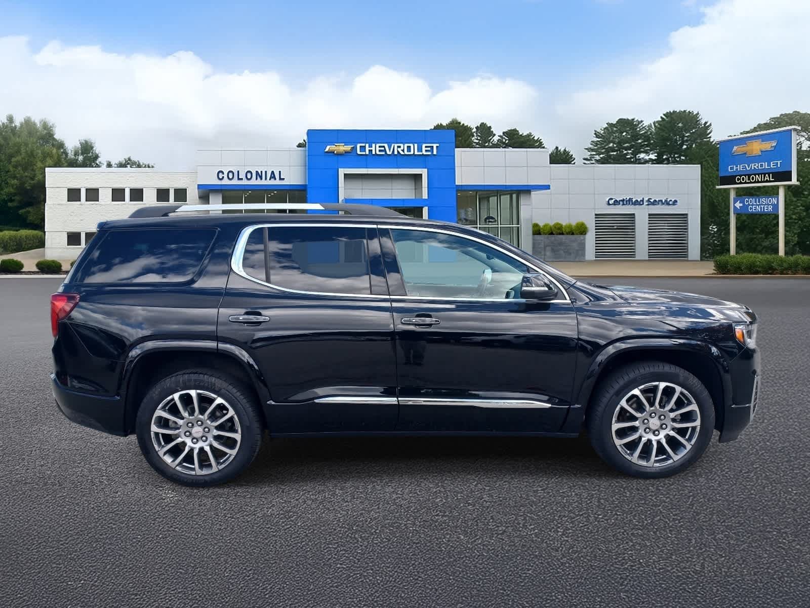 Used 2023 GMC Acadia Denali w/ Denali Technology Package AWD/4WD image 3