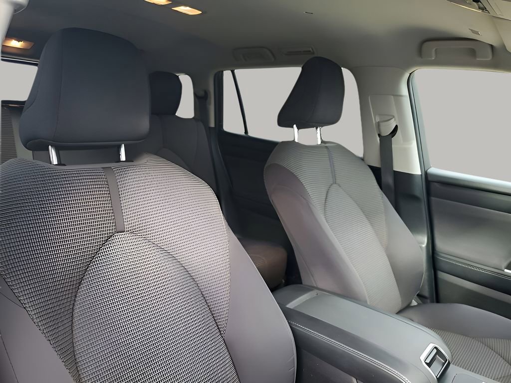 Used 2025 Toyota Highlander LE image 15