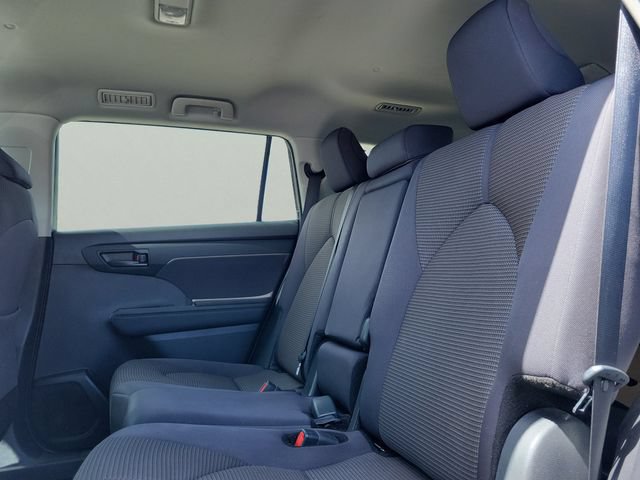 Used 2024 Toyota Highlander LE FWD image 6