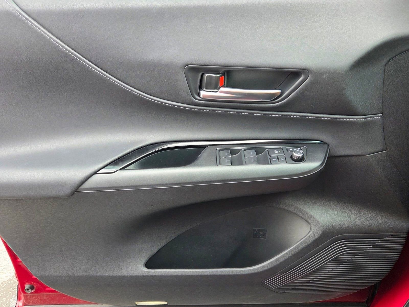 Used 2024 Toyota Venza LE image 30