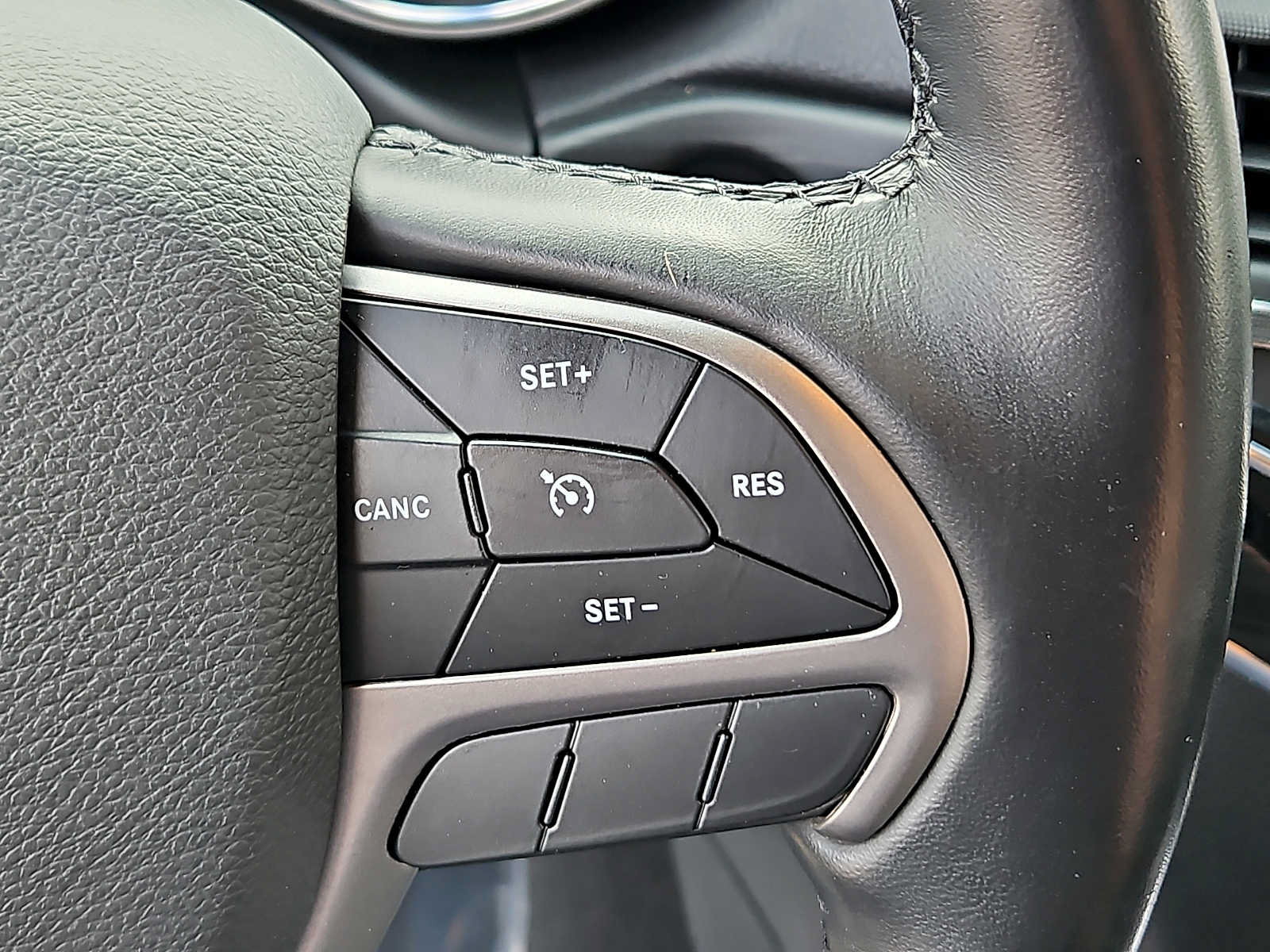 Used 2020 Jeep Grand Cherokee Limited AWD/4WD image 23