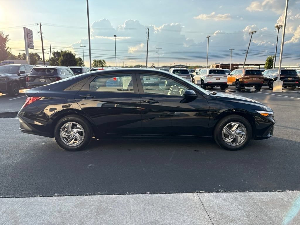 Used 2026 Hyundai Elantra SE FWD image 6