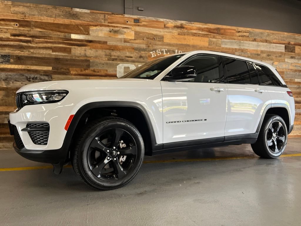 Used 2023 Jeep Grand Cherokee Altitude AWD/4WD image 10