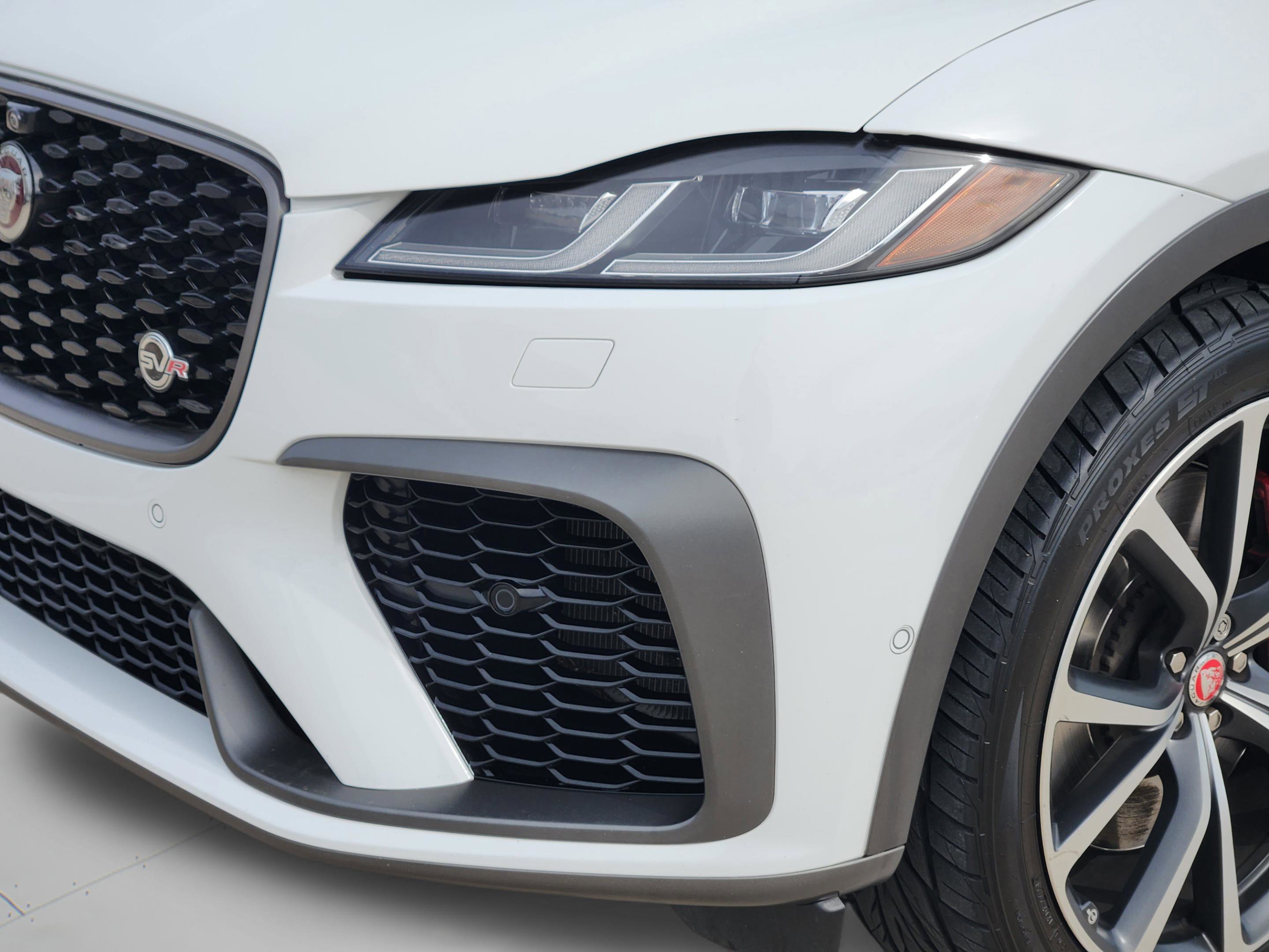 Used 2022 Jaguar F-PACE SVR image 32