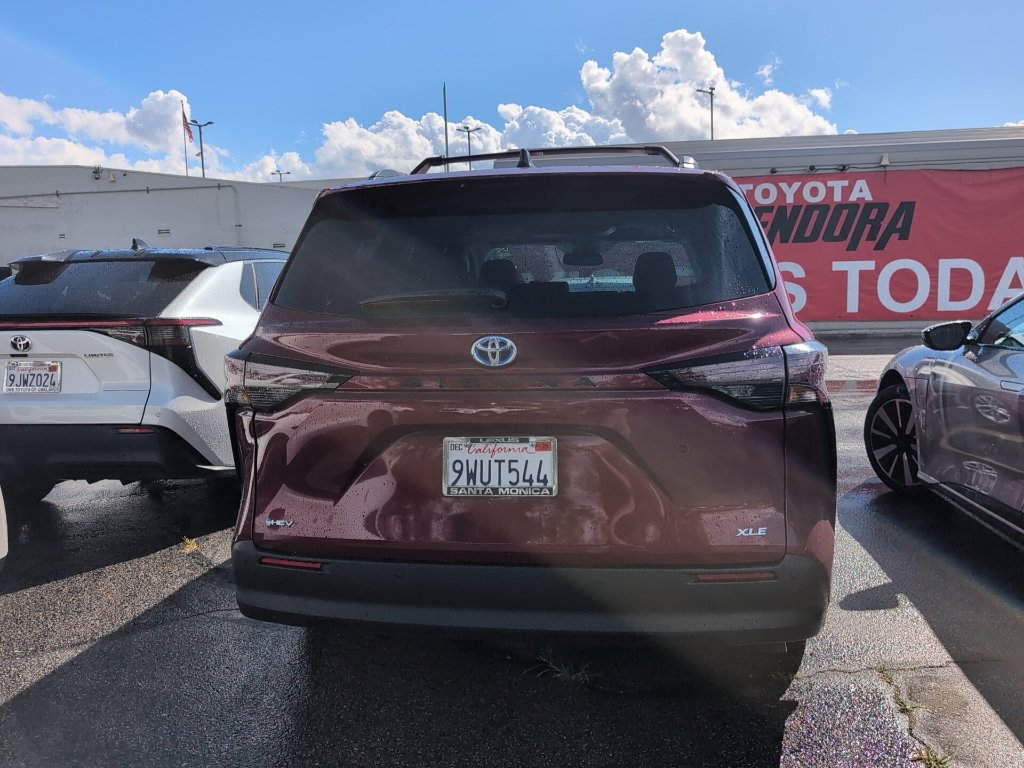 Used 2025 Toyota Sienna XLE w/ XLE Plus Package FWD image 4