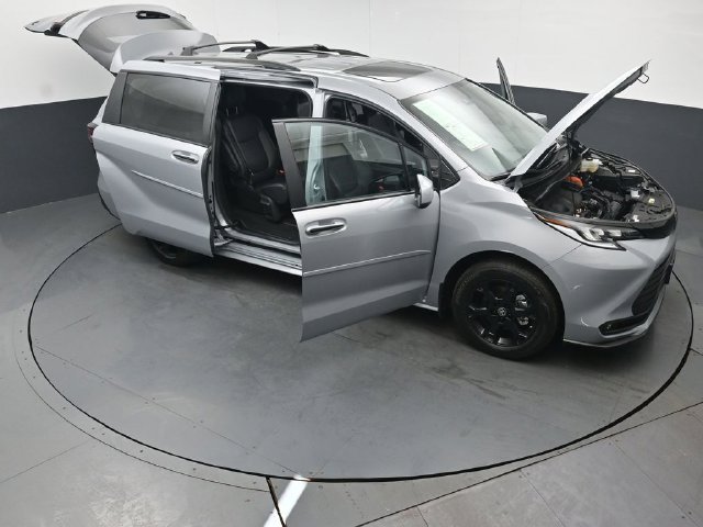 Used 2025 Toyota Sienna XLE Woodland Edition AWD/4WD image 60