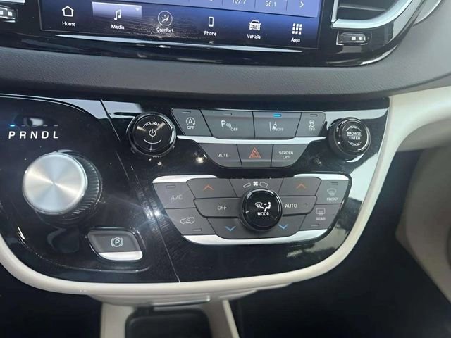 Used 2023 Chrysler Pacifica Touring-L image 13