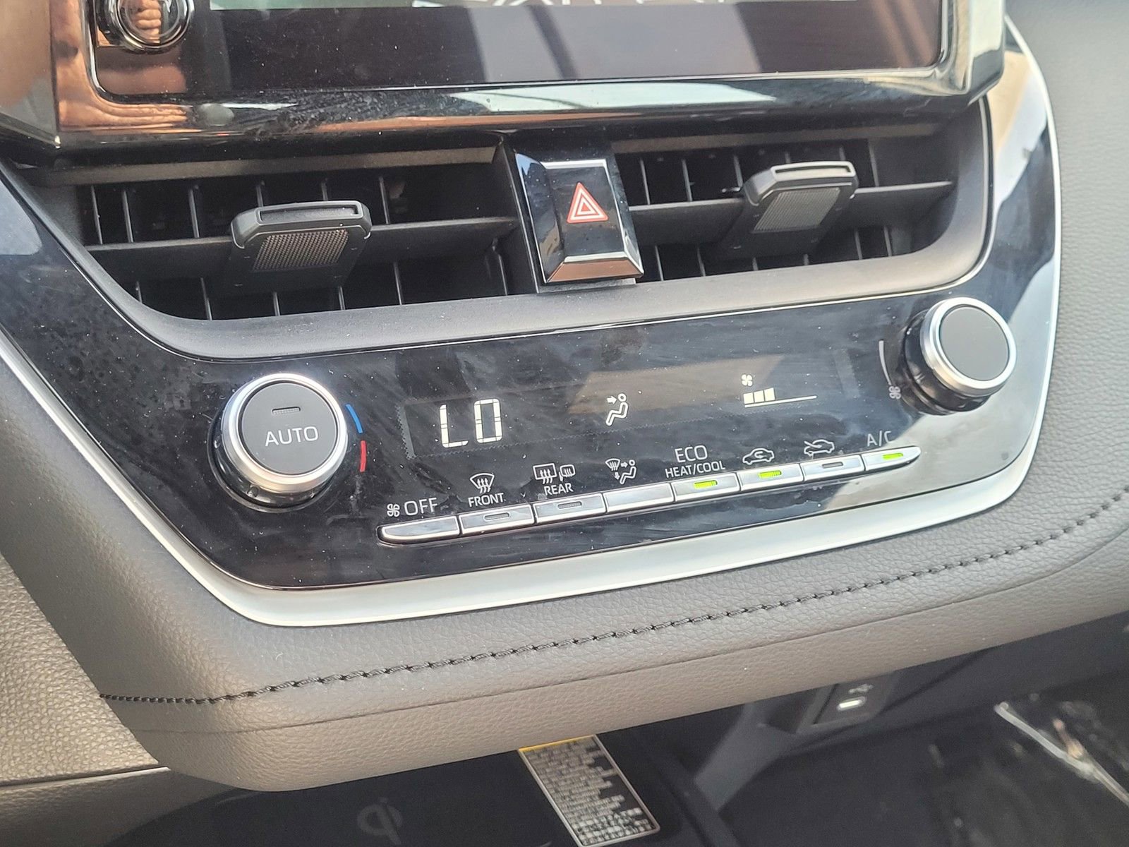 Used 2024 Toyota Corolla SE w/ SE Package image 25