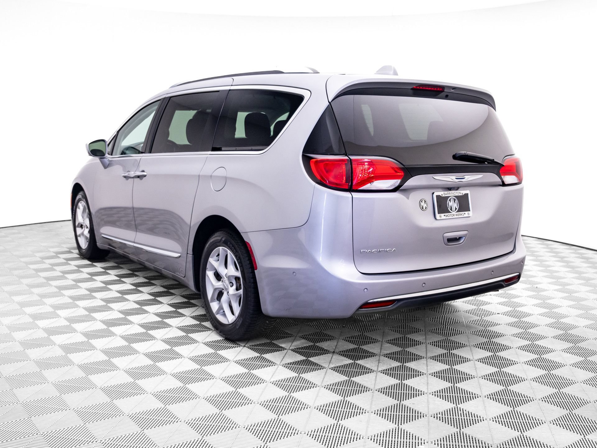 Used 2017 Chrysler Pacifica Touring-L Plus w/ Advanced Safetytec Group FWD image 3