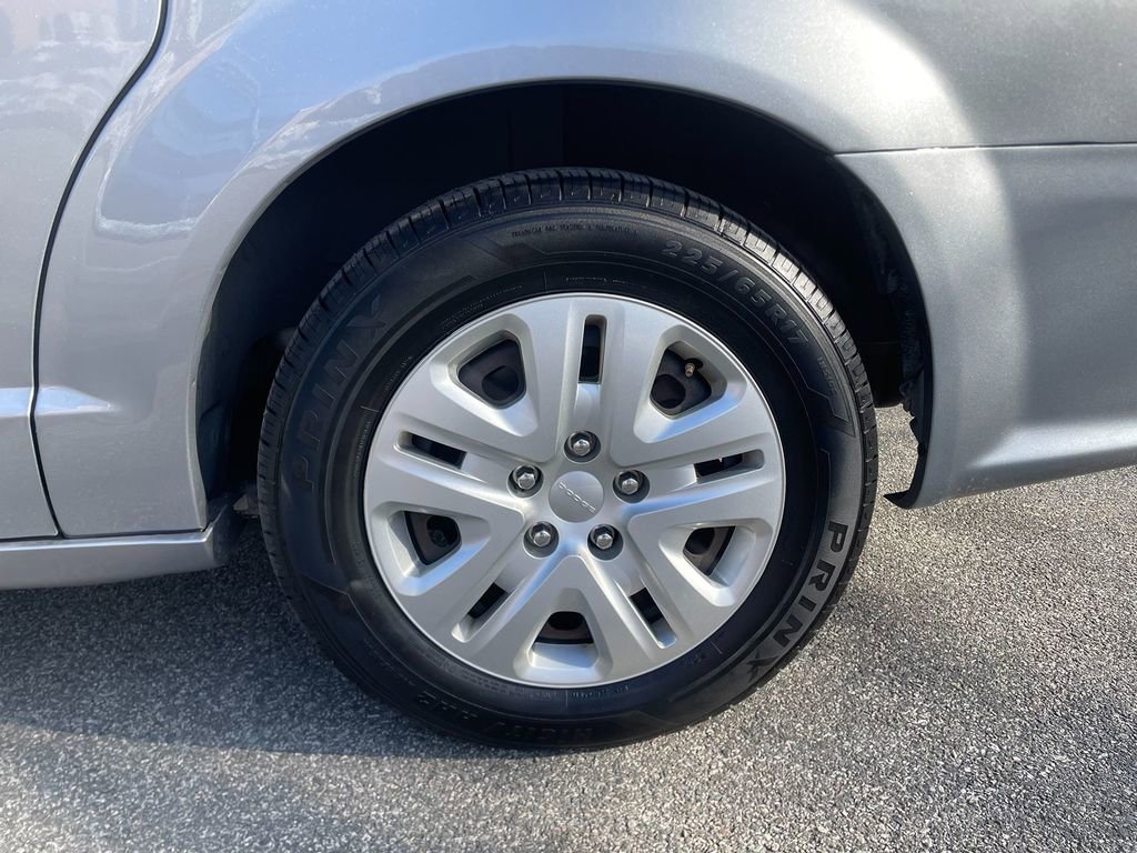 Used 2018 Dodge Grand Caravan SE w/ UConnect Hands-Free Group image 30