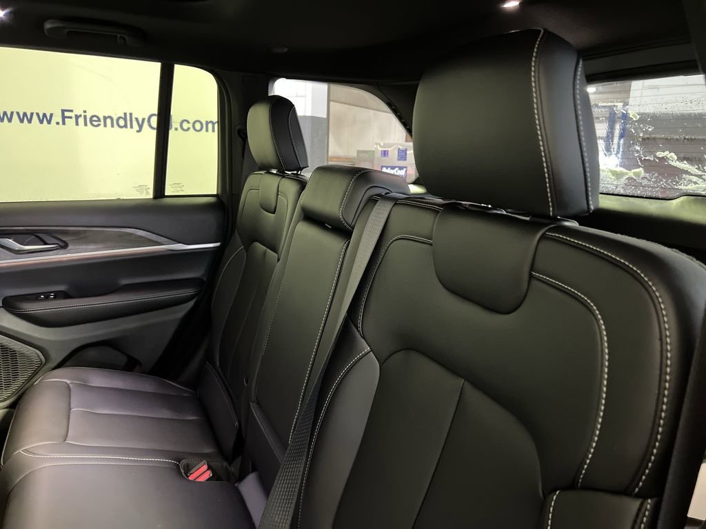 New 2025 Jeep Grand Cherokee Limited w/ Black Appearance Package image 30