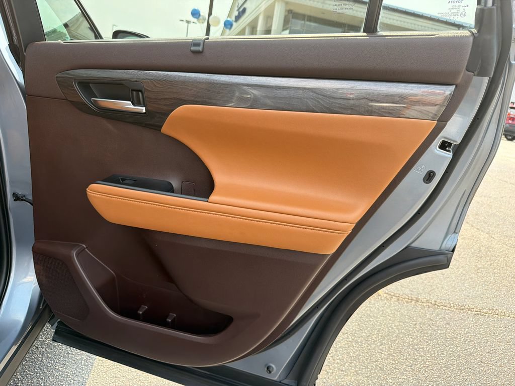 Used 2020 Toyota Highlander Platinum FWD image 16