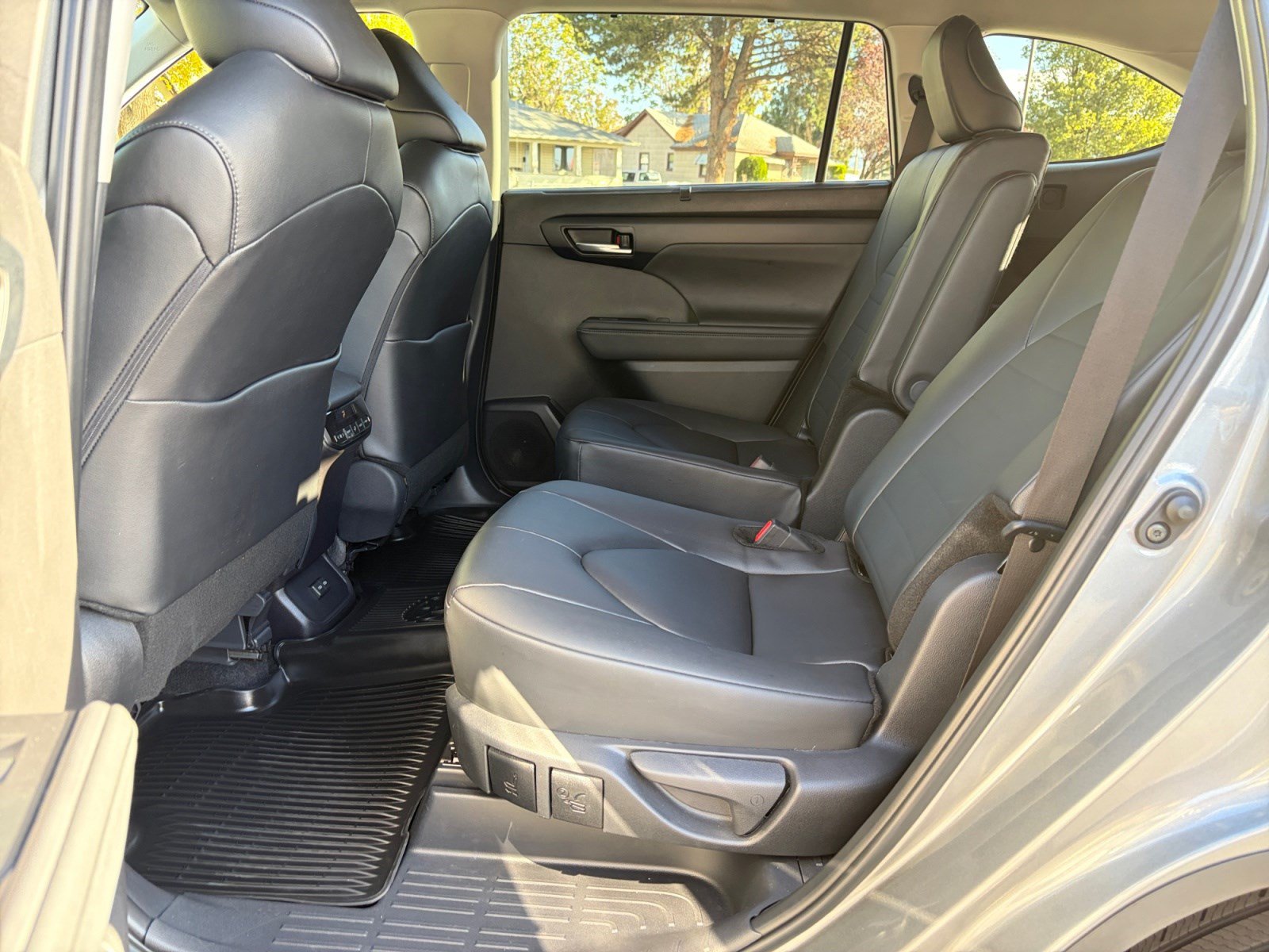 Used 2025 Toyota Highlander XLE AWD/4WD image 24