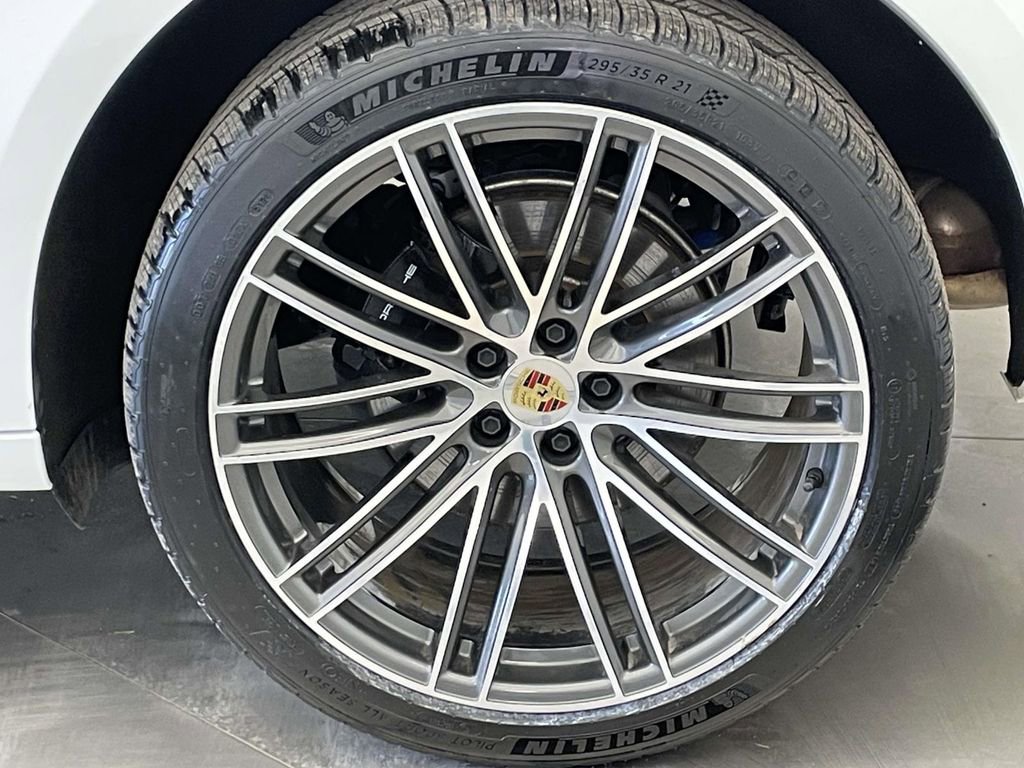 Certified 2025 Porsche Macan image 12