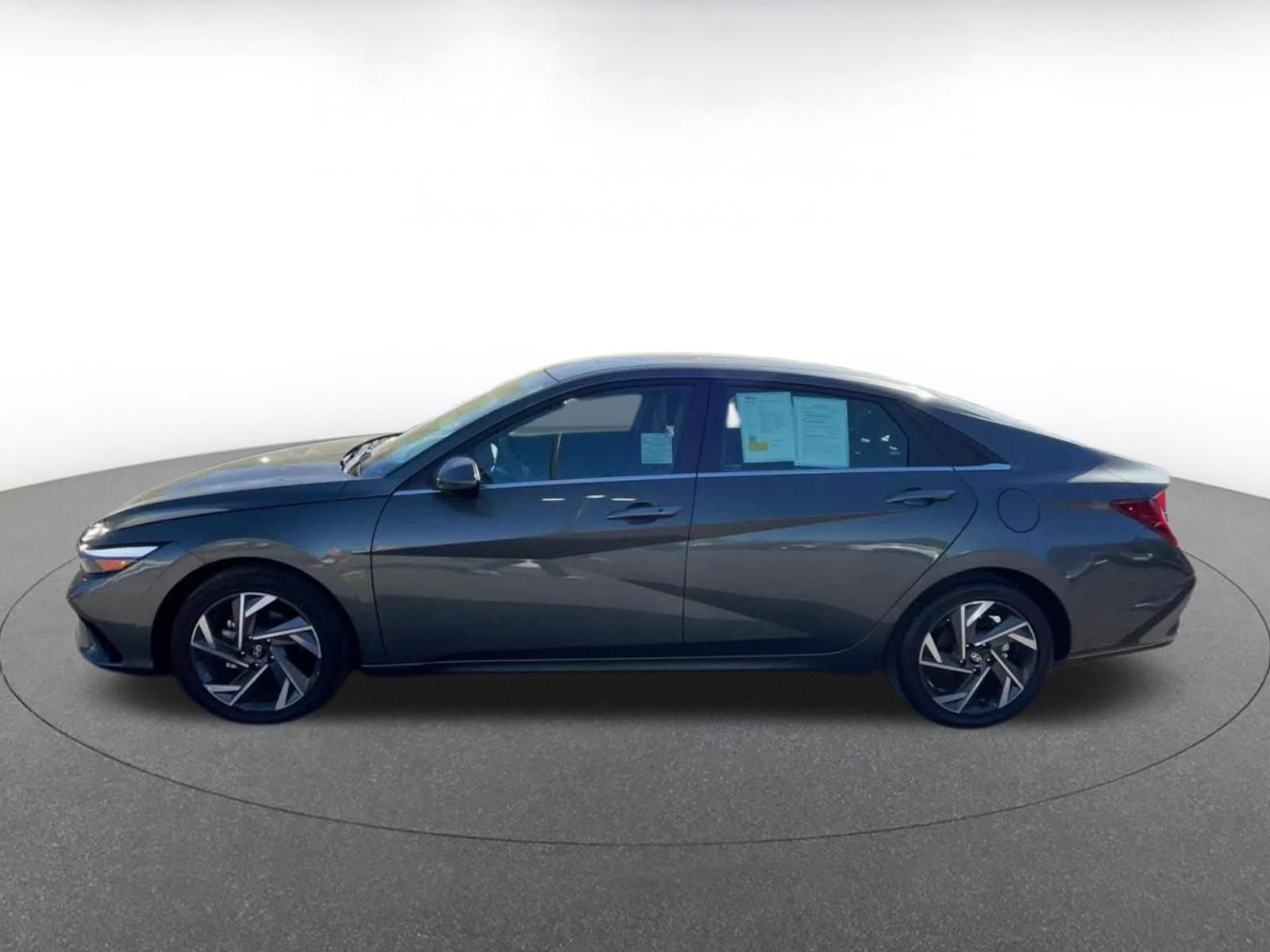 Used 2025 Hyundai Elantra SEL image 9