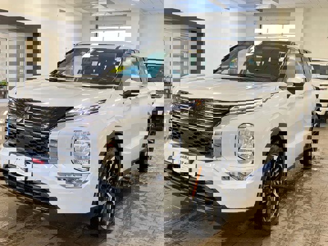 Used 2024 Mitsubishi Outlander SE image 4