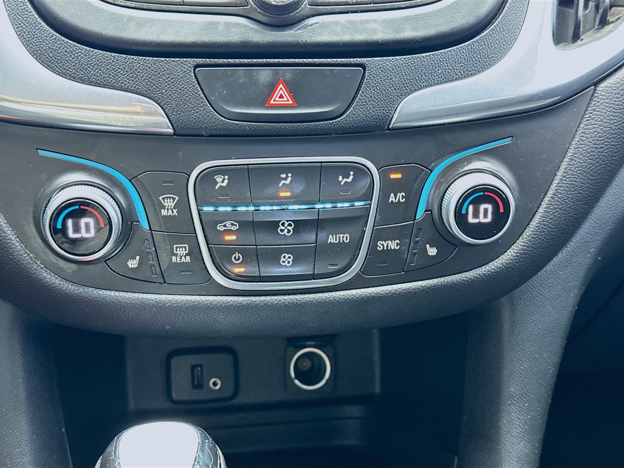 Used 2018 Chevrolet Equinox LT FWD image 12