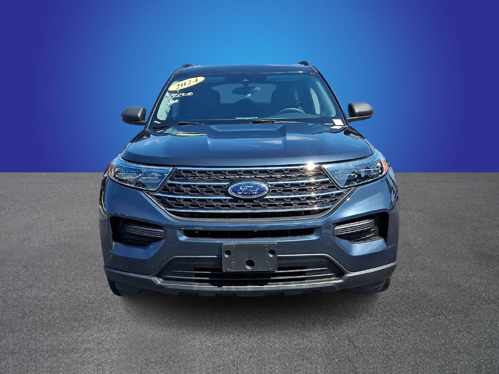 Used 2024 Ford Explorer XLT AWD/4WD image 2