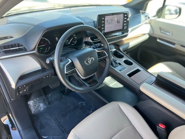 Used 2024 Toyota Sienna XLE FWD image 12