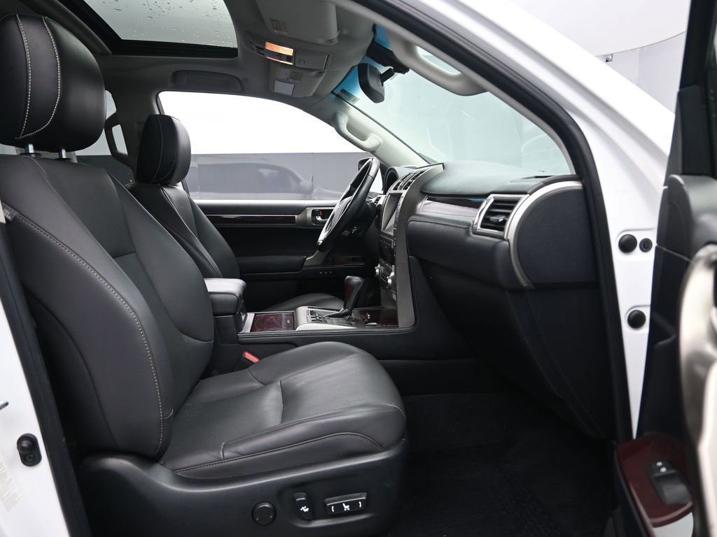 Used 2019 Lexus GX 460 image 32