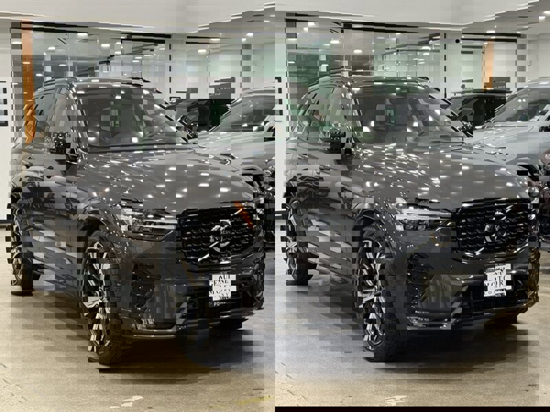 Used 2023 Volvo XC60 B6 Ultimate w/ Climate Package image 3