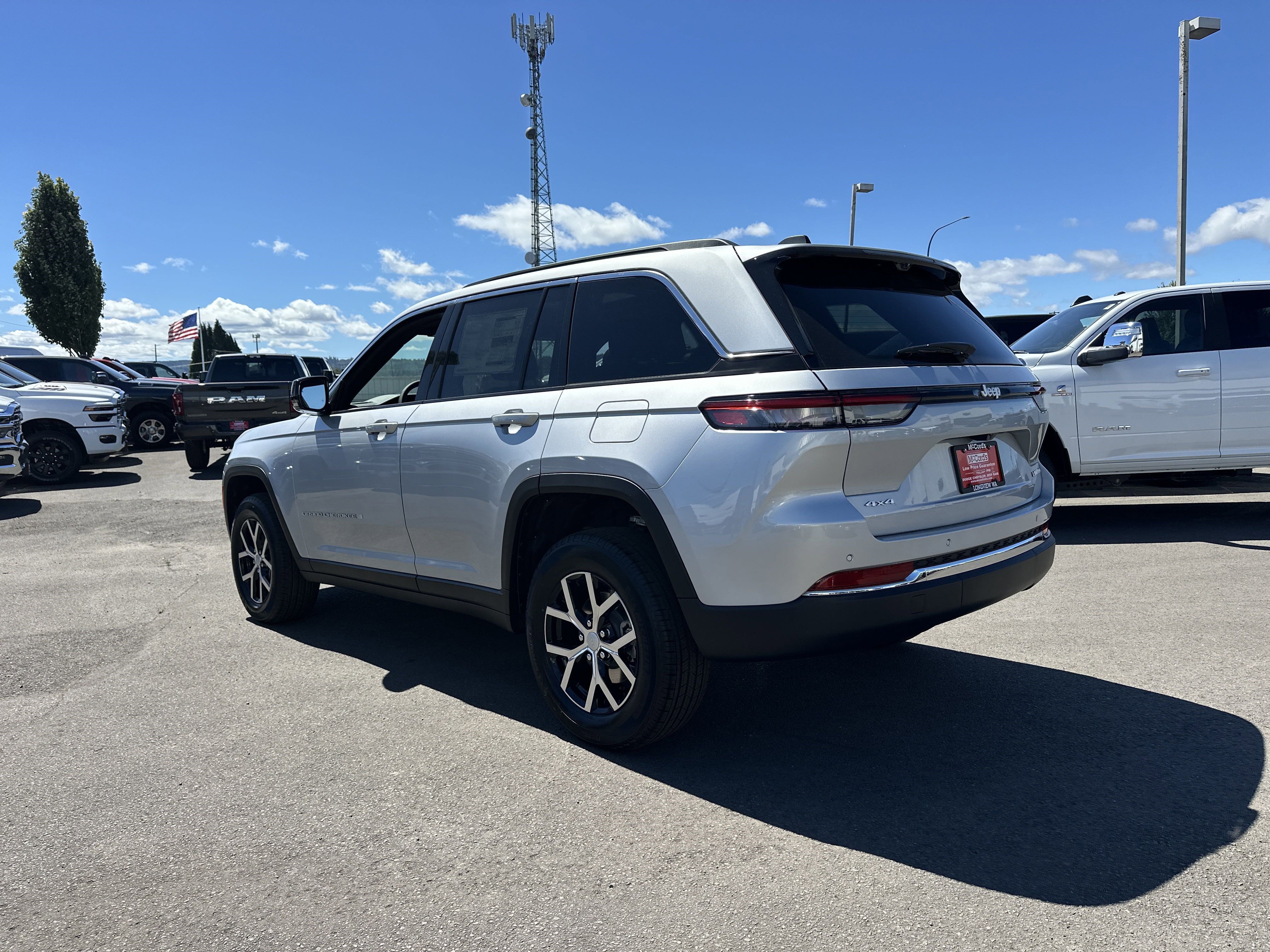 New 2025 Jeep Grand Cherokee Limited w/ Luxury Tech Group II image 3
