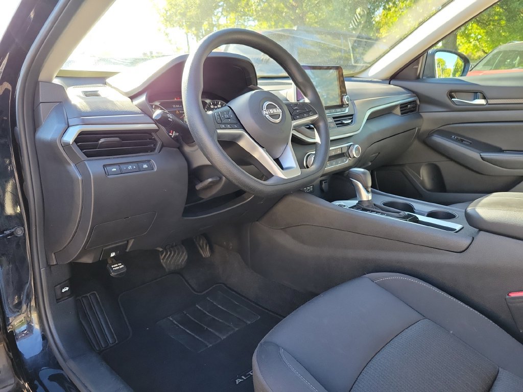 Used 2025 Nissan Altima 2.5 SV FWD image 24