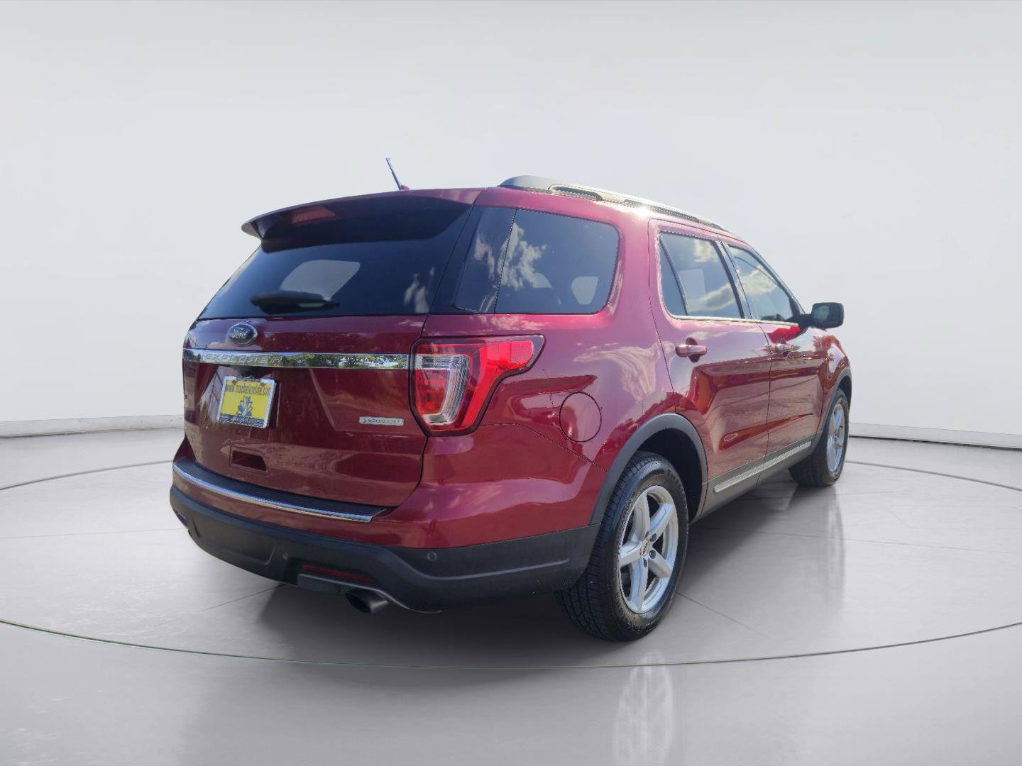 Used 2018 Ford Explorer XLT w/ Equipment Group 202A FWD image 5