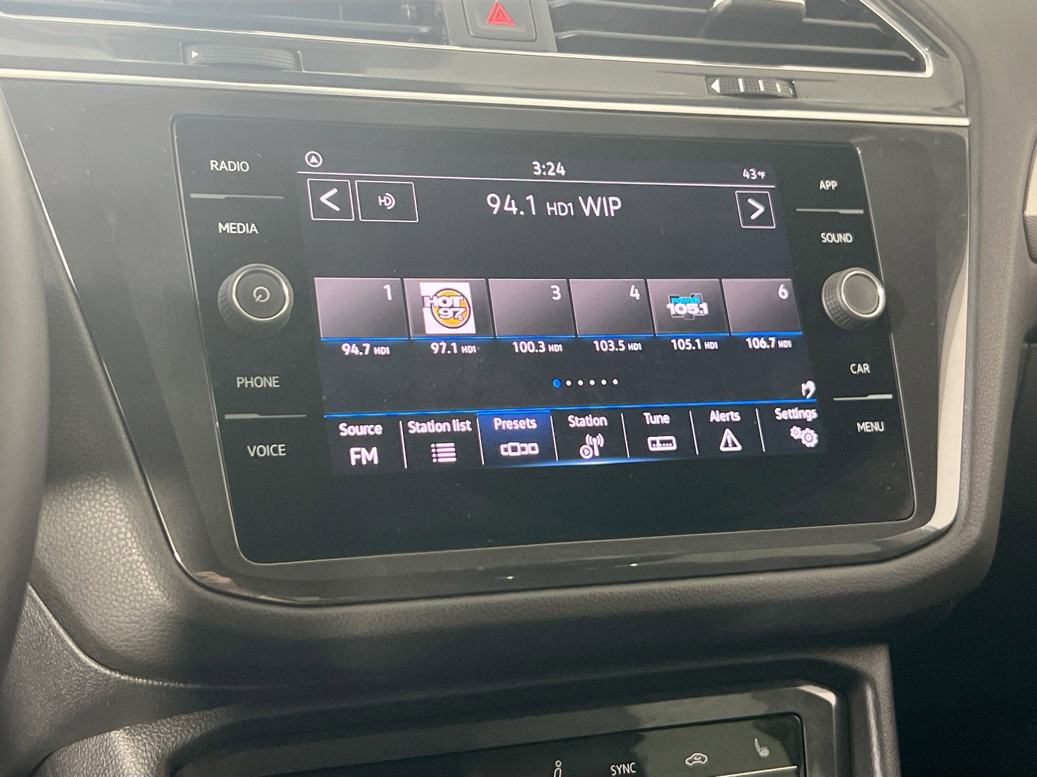 Used 2022 Volkswagen Tiguan SE image 14