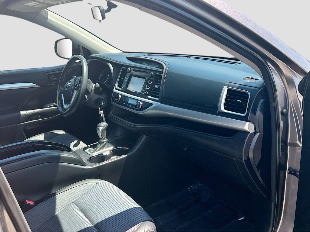 Used 2014 Toyota Highlander Plus AWD/4WD image 28