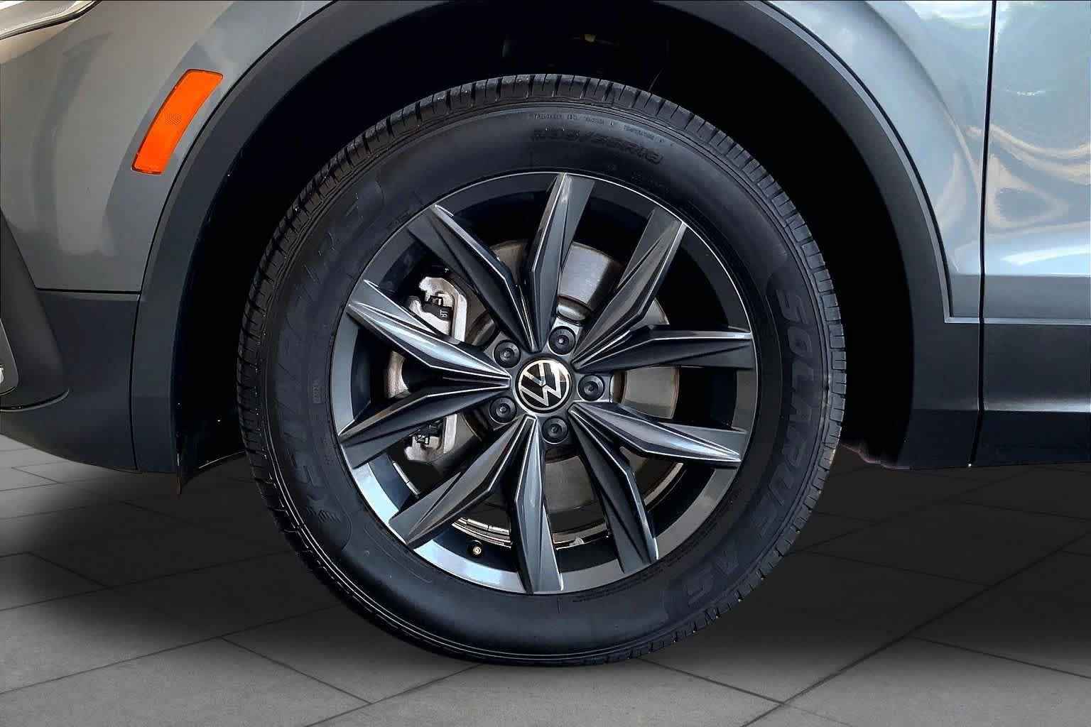 Used 2024 Volkswagen Tiguan SE AWD/4WD image 11