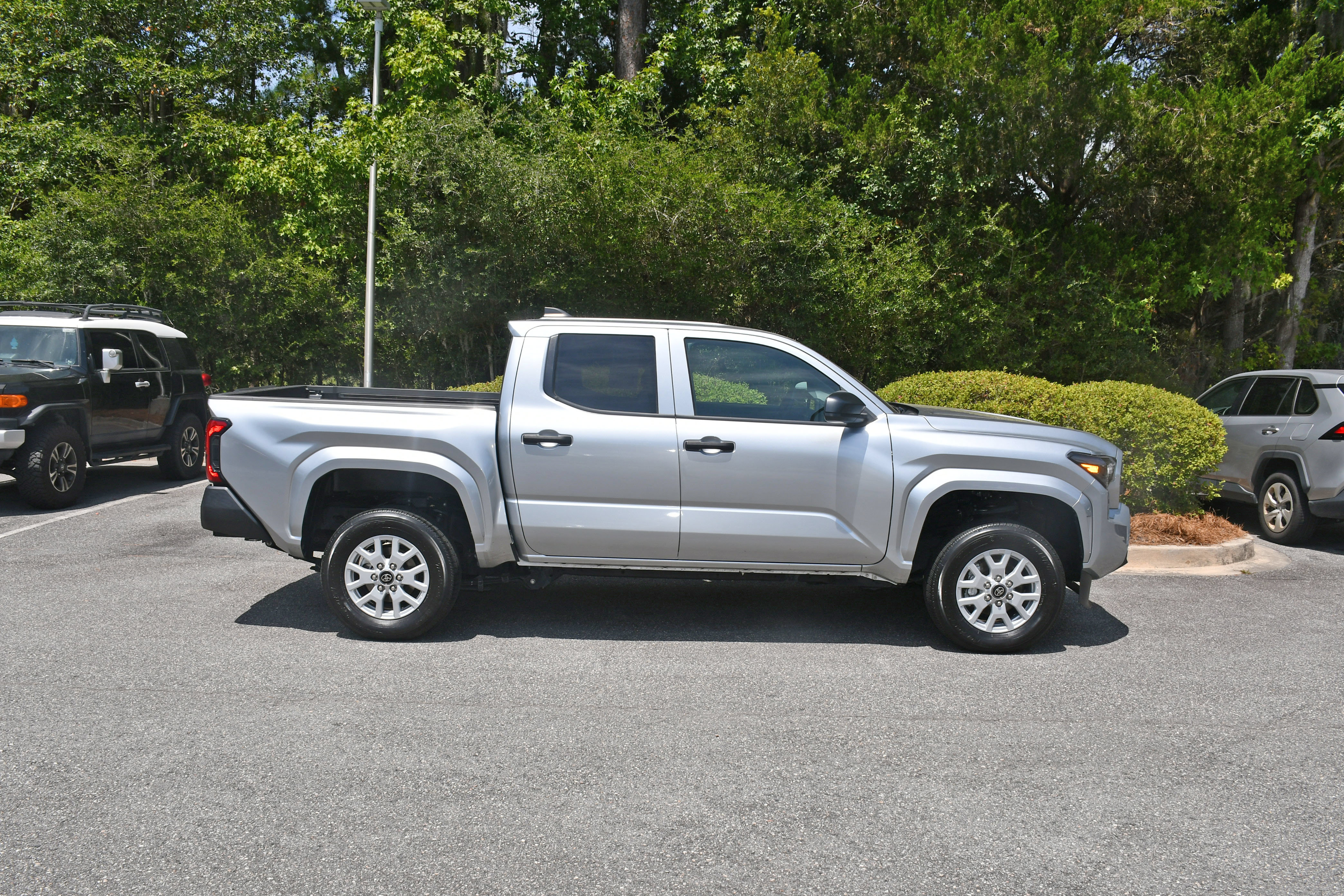 Used 2025 Toyota Tacoma SR AWD/4WD image 5