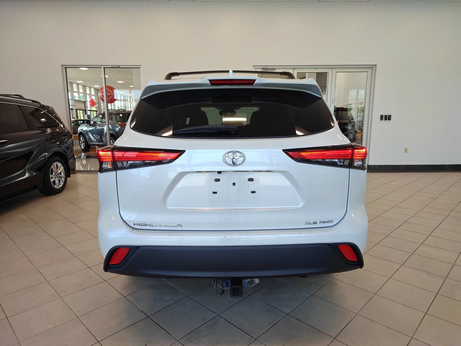 Used 2022 Toyota Highlander XLE AWD/4WD image 4