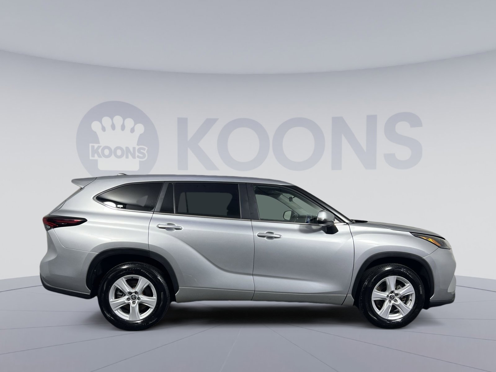 Used 2025 Toyota Highlander LE FWD image 12