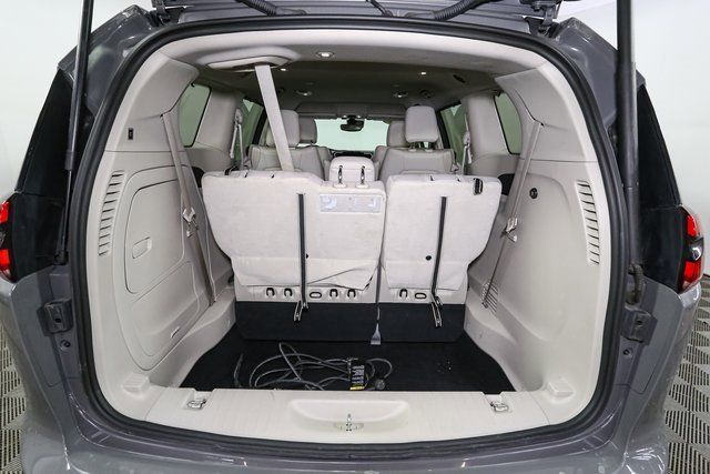 Used 2021 Chrysler Pacifica Touring-L image 11