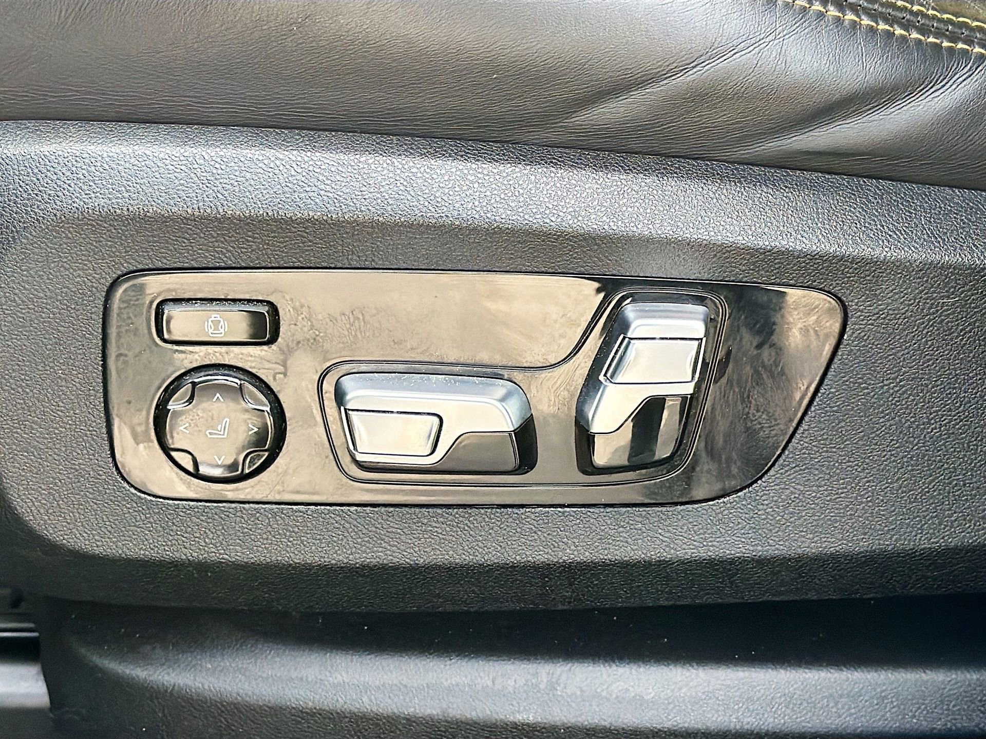 Used 2021 BMW X6 M w/ Competition Package image 26