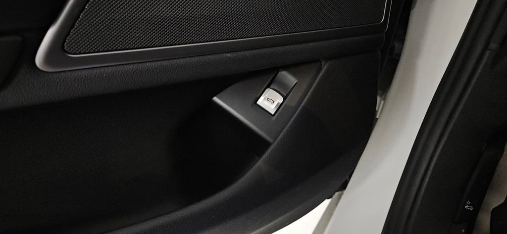 Used 2017 BMW 750i xDrive image 20