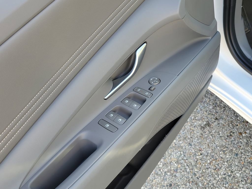 Used 2025 Hyundai Elantra SEL image 20