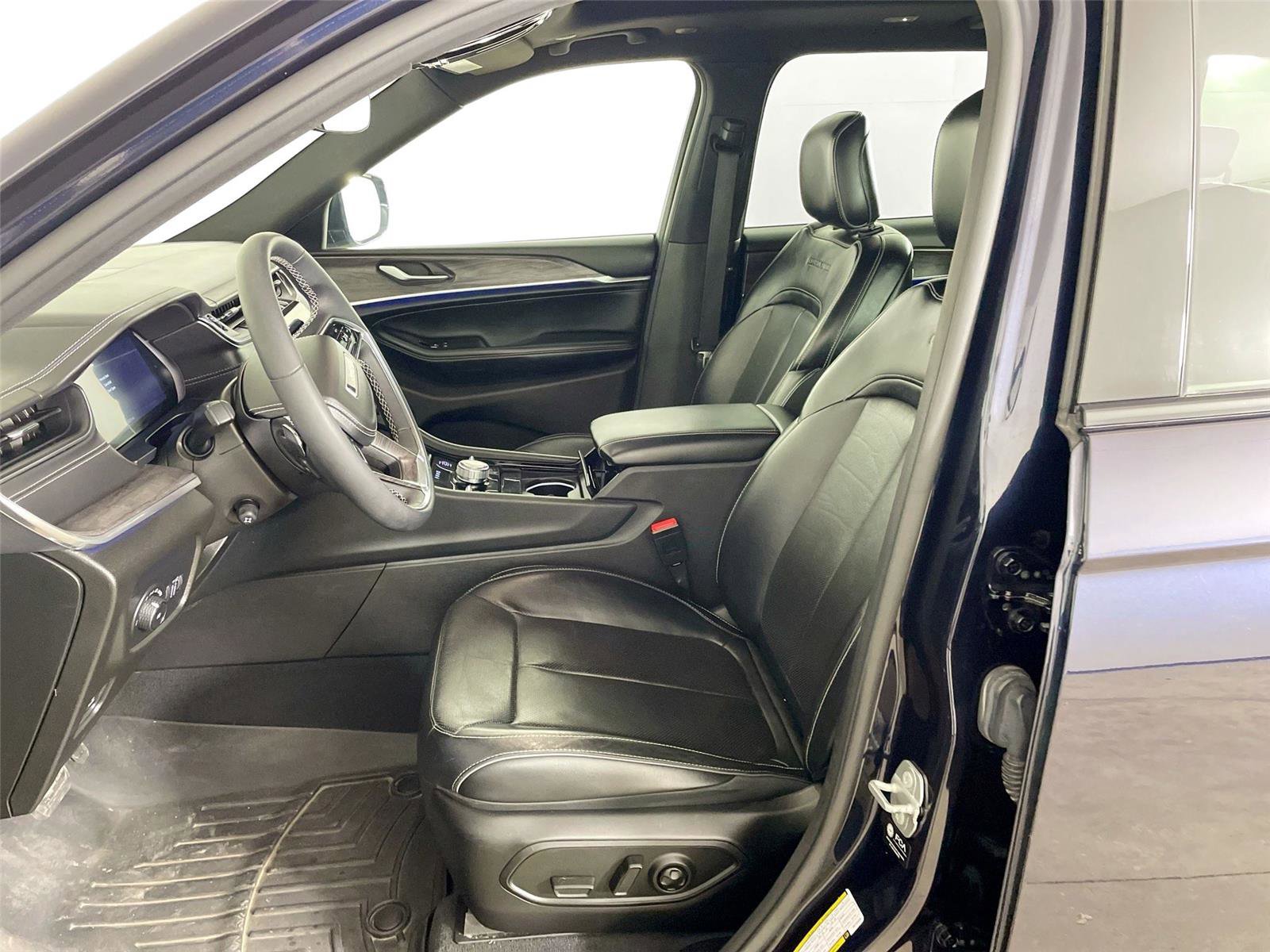 Used 2023 Jeep Grand Cherokee L Overland AWD/4WD image 5